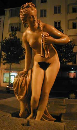 Habiller de nudité - L.L. de Mars 2002